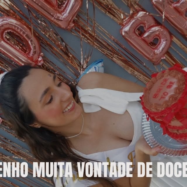 Post: Tainá sorrindo com um bolo, com a frase Tenho muita vontade de doce