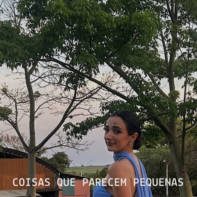 Post: Tainá de vestido azul ao ar livre, com a frase Coisas que parecem pequenas