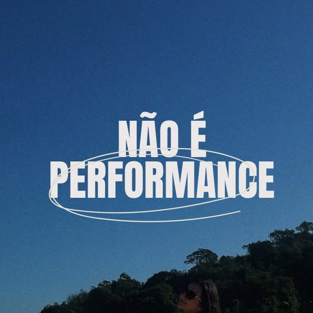 Post: céu azul com a frase Não é performance