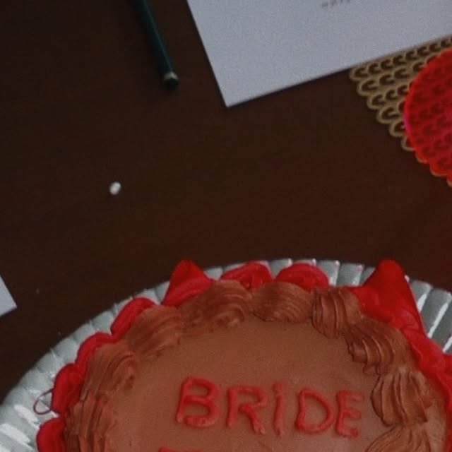 Post: bolo de sobremesa decorado com glacê vermelho