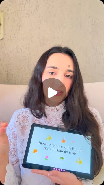 Reels: Tainá segurando um tablet com a frase Dietas que eu não faria nem por 1 milhão de reais