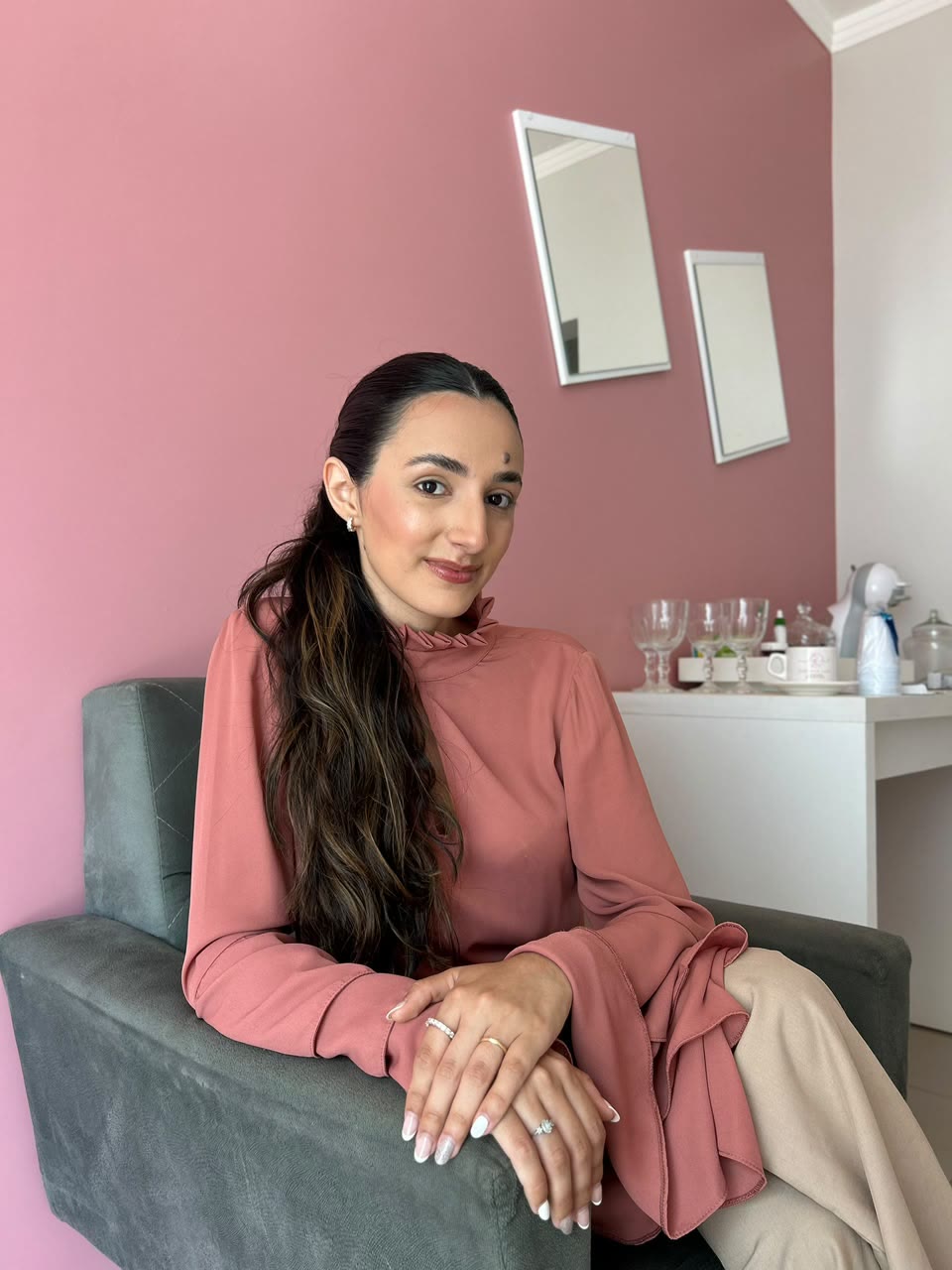 Tainá Quevedo sorrindo no consultório